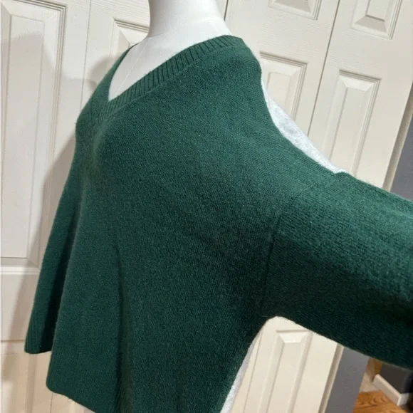 VINCE CAMUTO Forest Green V-Neck Sweater, side vents, boxy boyfriend EUC - Picture 8 of 13